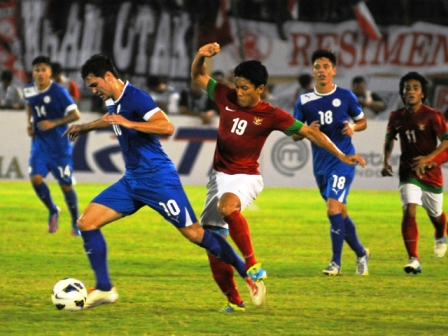 Đè bẹp Indonesia, Philippines lọt vào bán kết AFF Cup