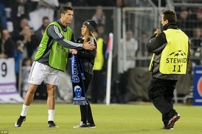  Fan nữ òa khóc khi gặp C.Ronaldo!