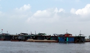 Hàng trăm tàu bè mắc cạn trên sông Hồng