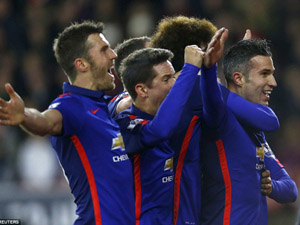 Van Persie lập cú đúp, Man Utd vươn mình top 3