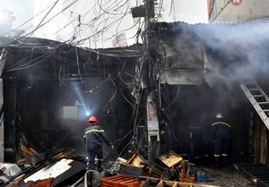 Hai xưởng gỗ ở trung tâm Hà Nội bốc cháy dữ dội