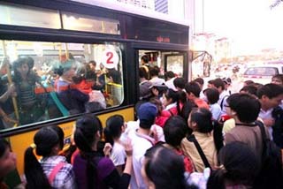 Quấy rối tình dục trên xe buýt: Cùng lắm là từ chối phục vụ!