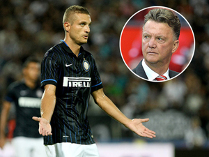 Van Gaal chặn đường về M.U của Vidic