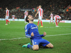 Chelsea tái lập khoảng cách 3 điểm với Man City