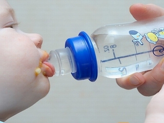 Cách đơn giản giúp trẻ uống nước