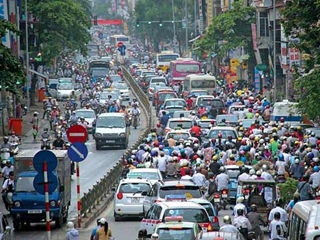 Hộ nghèo ở Thủ đô được miễn “thuế đường” xe máy