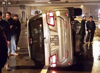‘Bẫy’ trên cầu Nhật Tân, ô tô liên tiếp gặp nạn