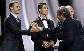  Fan cuồng C.Ronaldo đá 61 quả bóng vào nhà chủ tịch Platini!