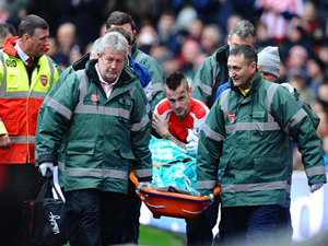 Debuchy trật khớp vai, Arsenal mua hậu vệ mới
