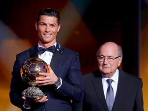 Vượt Neuer, Ronaldo lần thứ 3 giành &quot;Quả bóng Vàng&quot;