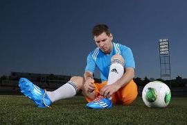 Adidas muốn Messi chia tay Barcelona
