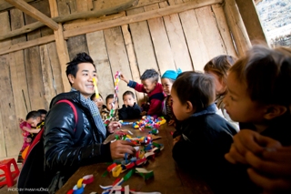 Nguyên Khang đi 'phượt' tặng quà trẻ em dân tộc miền núi