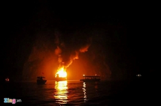 Cháy tàu chở khách nước ngoài trên vịnh Hạ Long