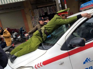 Hà Nội: Tài xế taxi hất cảnh sát lên nắp ca-pô