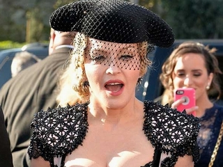 Madonna U60 vẫn hở 90% cơ thể trên thảm đỏ