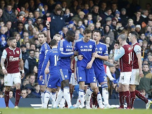 Vòng 26 Premier League: Chelsea hụt bước, Man City đại thắng 5-0