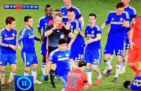 Ibrahimovic: “Một lũ trẻ Chelsea đã vây quanh tôi”