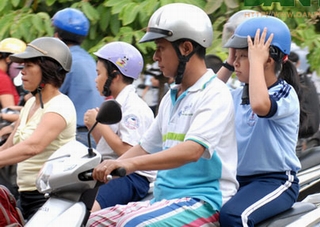100% học sinh phải đội mũ bảo hiểm khi ngồi trên xe máy