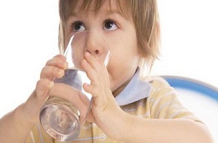 Trẻ thiếu nước có nguy cơ mắc nhiều bệnh nguy hiểm