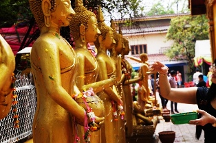  Tắm Phật nơi chùa thiêng