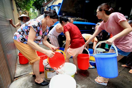 Nhiều khu vực Hà Nội bị cảnh báo thiếu nước sạch
