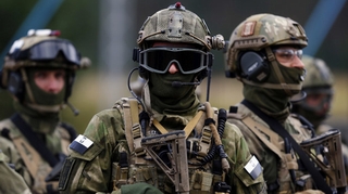 Bị đội quân hùng hậu áp sát, Nga “toát mồ hôi”