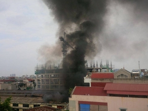Hà Nội: Nhà kho xưởng sản xuất ô tô bốc cháy dữ dội