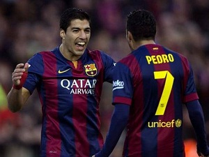 Thương vụ Pedro: Suarez “phá đám” Man Utd
