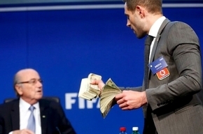 Kẻ ném tiền vào mặt chủ tịch FIFA bị khởi tố!