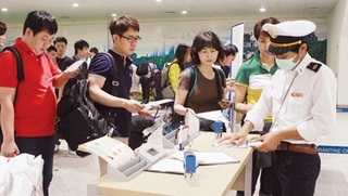 Dừng áp dụng khai báo y tế đối với hành khách từ Hàn Quốc