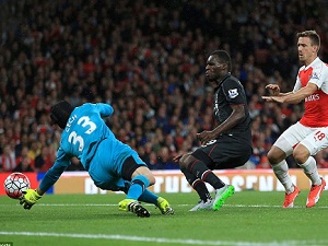Petr Cech giúp Arsenal thoát hiểm trước Liverpool