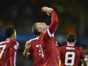Rooney lập hat-trick, M.U trở lại Champions League