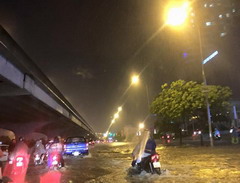 Hà Nội: Hàng chục xe ô tô bị thủy kích