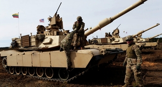 Mỹ đưa vũ khí hạng nặng đến “vây” Nga