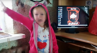 Bé gái 3 tuổi chào kiểu phát xít, đòi chém người Nga