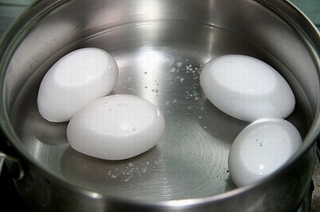 5 sai lầm dễ mắc khi bạn luộc trứng