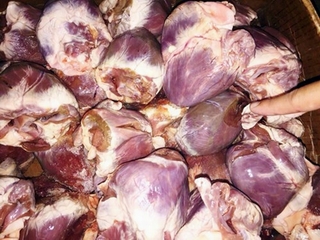 Hơn 1 tạ tim lợn mốc xanh được bán ở chợ Hà Nội