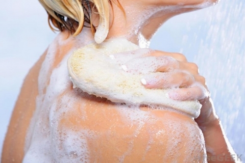 Ảnh minh họaNguyên nhân đầu tiên cho việc không nên tắm bằng xà phòng là xà phòng có thể giết chết những vi khuẩn có lợi, giúp làn da tránh xa mụn và eczema đồng thời có tác động tiêu cực tới hệ miễn dịch của cơ thể.