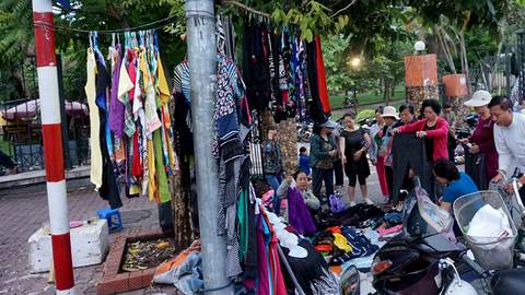 Khu chợ chuyên bán đồ cho người tập thể dục sáng bên cổng Công viên Thống Nhất thu hút nhiều người mua quần áo rét.