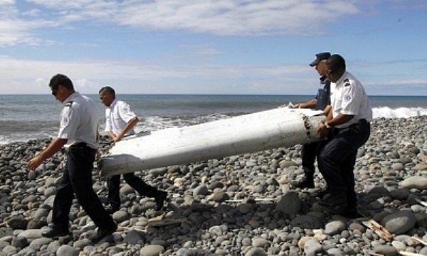 Mãnh vỡ tìm thấy trên đảo Reunion là manh mối duy nhất của chiếc máy bay MH370. Ảnh: The Guardian