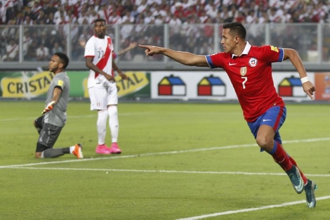 Sanchez lập cú đúp bàn thắng trong trận đấu với Peru