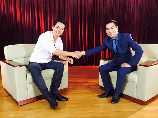 MC Phan Anh và nhà báo Ngô Bá Lục vui vẻ bắt tay nhau trước khi cùng lên sóng.