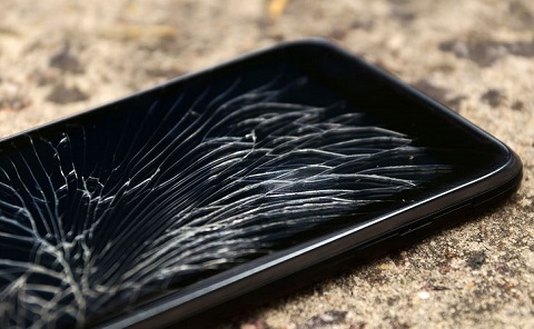 Tại sao màn hình điện thoại khi bị vỡ thường chảy mực?
