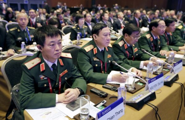 Đoàn đại biểu quốc phòng Việt Nam tại Diễn đàn Hương Sơn sáng 17-10 - Ảnh: Reuters