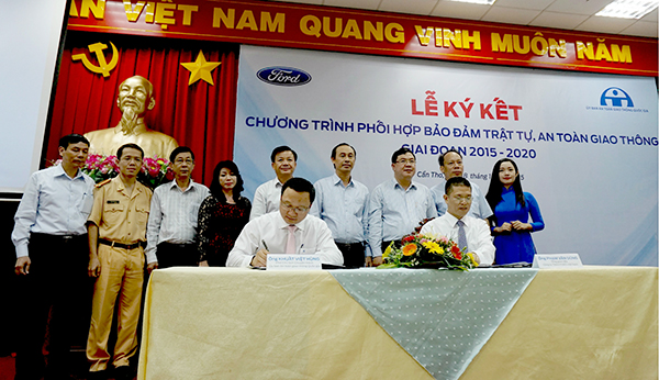 Ký thỏa thuận hợp tác 5 năm giữa đại diện Ford Việt Nam và Ủy ban ATGT QG