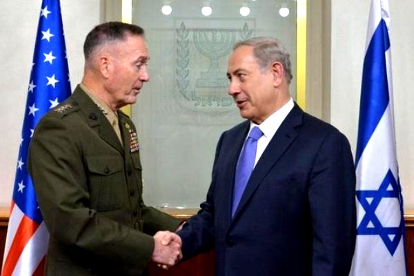 Thủ tướng Israel Benjamin Netanyahu (phải) tiếp Tư lệnh Thủy quân Lục chiến Mỹ Joseph Dunford tại TP Jerusalem hôm 18-10. Ảnh: Reuters
