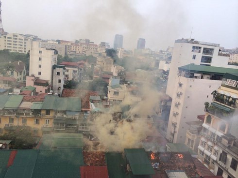 Hà Nội: Cháy lớn ở khu tập thể, 4 căn hộ liền kề sập nóc