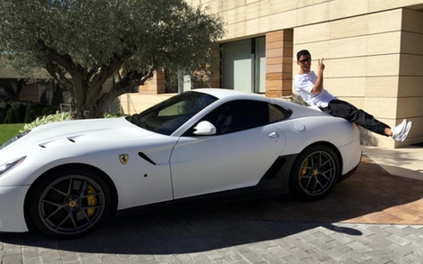 C.Ronaldo bên siêu xe Ferrari mới