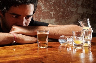 Uống rượu bia trước 15 tuổi, nguy cơ nghiện tăng 4 lần