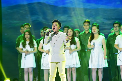 Ở phần thi solo, cậu bé Tiến Quang đã tự tin khoe giọng hát chắc khỏe và làm chủ những quãng cao của mình qua ca khúc Việt Nam trên đường chúng ta đi. Mặc dù đây là bài hát đòi hỏi yêu cầu kỹ thuật khó nhưng học trò của Huấn luyện viên Dương Khắc Linh đã bản lĩnh vượt qua.